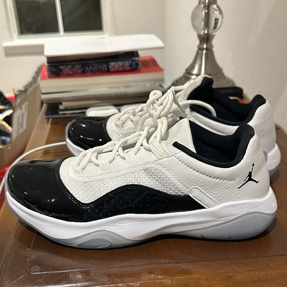 Jordan - White and Black Athletic Sneakers CMFT